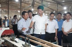 Phó Bí thư Tỉnh ủy, Chủ tịch Ủy ban MTTQ Việt Nam tỉnh Nguyễn Thế Phước kiểm tra các mô hình sản xuất tại xã Trấn Yên