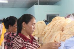 May gia công giúp phụ nữ làm việc gần nhà
