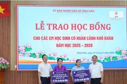NMNĐ Vĩnh Tân 4 hỗ trợ 160 triệu đồng cho học sinh khó khăn và Quỹ Khuyến học xã Vĩnh Hảo