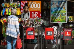 GDP Eurozone giảm 0,2%, ECB đứng trước &aacute;p lực tăng l&atilde;i suất l&ecirc;n 2,25%