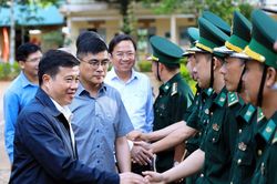 Bí thư Tỉnh ủy Lâm Đồng Y Thanh Hà Niê Kđăm thăm, động viên lực lượng biên phòng