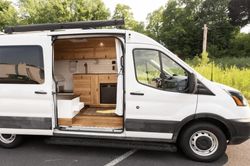Tự lắp kệ, tủ trên xe tải VAN để du lịch có bị trượt đăng kiểm?