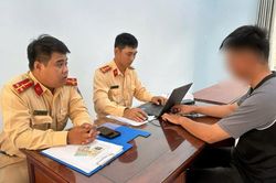 Vượt r&agrave;o chắn đường sắt, t&agrave;i xế điều khiển xe tải bị phạt hơn 40 triệu đồng