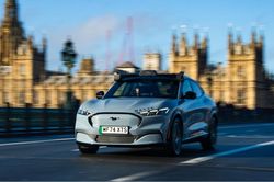 Uber chuẩn bị thử nghiệm taxi tự lái có người giám sát tại London