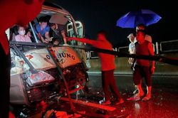 Tai nạn giao th&ocirc;ng 9/6: 15 người nhập viện sau va chạm li&ecirc;n ho&agrave;n tr&ecirc;n cao tốc