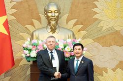Phó Chủ tịch Quốc hội Nguyễn Hồng Diên tiếp Đoàn Hội đồng Năng lượng gió toàn cầu