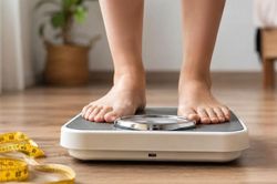 Vì sao nhiều người tăng cân trong mùa hè dù ăn rất ít?