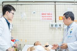 Nỗ lực cứu sống nạn nhân bị thương nặng trong vụ tai nạn trên cao tốc