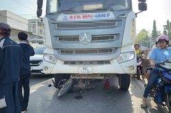 Giải cứu người bị kẹt dưới gầm xe trộn bê tông bằng kích thủy lực