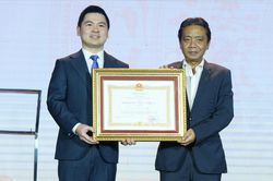 CLB Hà Nội nhận Huân chương Lao động hạng Nhì nhân 20 năm thành lập