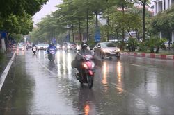 Hà Nội đón không khí lạnh trong tháng 6: 12 năm mới có một lần