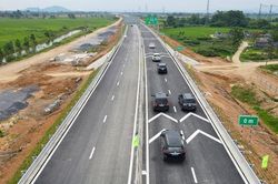 Khẩn trương đưa v&agrave;o khai th&aacute;c, thu ph&iacute; c&aacute;c đoạn cao tốc Bắc - Nam