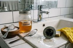 Mẹo thông cống, khử mùi siêu tiết kiệm từ muối và giấm nóng