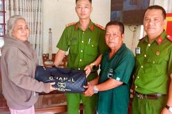 Người phụ nữ đánh rơi túi vàng, công an bất ngờ tìm thấy cạnh đống rác bên bờ rào