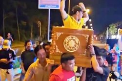 Vụ khiêng quan tài có người sống bên trong diễu phố: Bắt chủ trại hòm và 6 đồng phạm