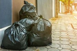 Bí ẩn túi quần áo cũ vứt xó biệt thự: Cảnh sát vào cuộc khẩn cấp khi thấy thứ bên trong