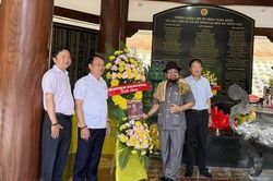 Nh&agrave; hoạt động x&atilde; hội ti&ecirc;u biểu ASEAN Nguyễn Ho&agrave;ng Sang d&acirc;ng hương tri &acirc;n tại Khu di t&iacute;ch Ng&atilde; ba Đồng Lộc