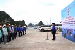 Quảng Ninh: Ra quân thu gom phao xốp tại Cảng cá Cái Rồng