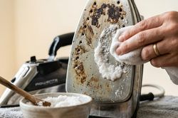 Mẹo làm sạch bàn ủi bị cháy, bám đen