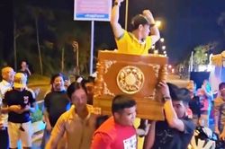 Khiêng quan tài diễu phố ở Sóc Trăng: Bắt chủ trại hòm và 6 đồng phạm
