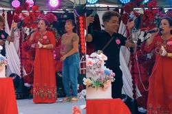Clip dì cô dâu mang bình truyền nước lên hát đám cưới gây sốt mạng