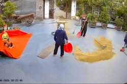Vẻ đáng thương của ông bà khi 'khối nghỉ hè' đánh sập bể bơi, làm trôi tạ thóc