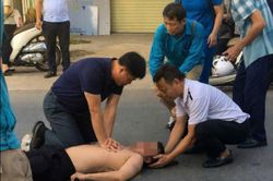 Phó giám đốc bệnh viện cùng đồng nghiệp ép tim cứu người gặp nạn trên đường