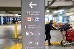 Canada tung g&oacute;i t&iacute;n dụng hỗ trợ h&agrave;ng kh&ocirc;ng trước c&uacute; sốc nhi&ecirc;n liệu