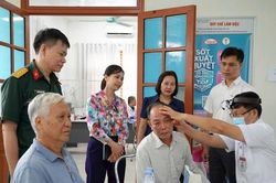 Xã Thường Tín tổ chức khám, cấp thuốc miễn phí cho 152 người có công nhân dịp 27/7