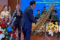 Thủ tướng Thái Lan gây bất ngờ khi chơi đàn T'rưng của Việt Nam
