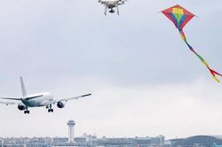 Drone, diều xuất hiện gần sân bay, hàng chục chuyến bay phải dừng chờ