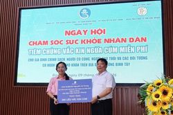 300 liều vaccine cúm đến với người dân phường Bình Tây, TPHCM
