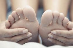 Chân tay lạnh vào mùa hè hãy thử ngay mẹo nhỏ này
