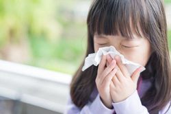 Vì sao trẻ dễ bị cảm lạnh trong mùa hè và cách chăm sóc đúng