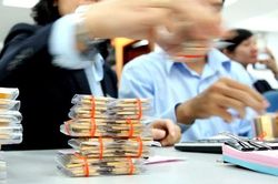 Giá vàng thế giới thủng mốc 4.200 USD/ounce, trong nước tiếp tục lao dốc