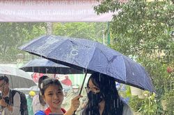 TP Hồ Chí Minh: Thí sinh đội mưa đi làm thủ tục dự thi tốt nghiệp THPT
