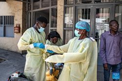 Reuters: Mỹ kêu gọi châu Âu áp lệnh hạn chế đi lại do Ebola trước thềm World Cup