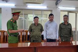 Khởi tố thanh niên che biển số xe, tạt sơn vào nhà dân
