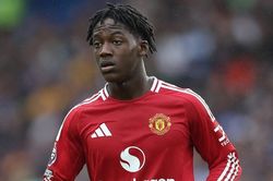 Học theo công thức PSG, Carrick trao vai trò mới cho Mainoo