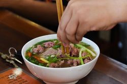 Một sai lầm khi ăn phở 'rước' thêm mỡ máu, tăng cân vèo vèo
