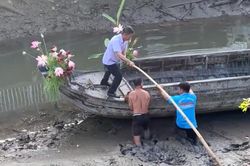 Đoàn nhà trai đẩy đò khỏi mắc cạn để kịp giờ đón dâu