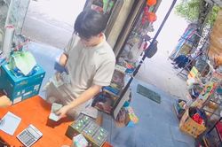 Chủ quán giật mình khi khách Trung Quốc trả thừa quá nhiều tiền