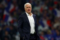 HLV Deschamps đáp trả chỉ trích khi xếp Mbappe đá cắm