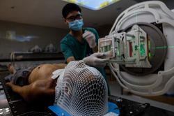 Gần 900 bệnh nhân ung thư chờ xạ trị ở TP.HCM, có người đợi đến 8 tuần