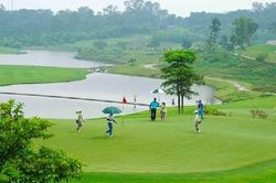Khiển trách, hạ chức trưởng phòng chơi golf trong giờ làm việc