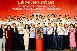 CLB Công an Hà Nội mừng công ngôi vô địch LPBank V.League