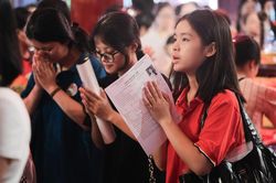 Sĩ tử thành kính hướng về cội nguồn tri thức trước Kỳ thi tốt nghiệp THPT năm 2026