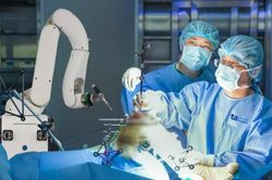 'Bình dân hóa' công nghệ robot phẫu thuật với chi phí thấp hơn nhiều so với thế giới