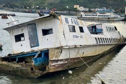 Những con tàu tiền tỉ kẹt lại ở Lý Sơn