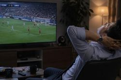 Huế quản chặt cán bộ, rà soát giao dịch nghi cá độ World Cup
